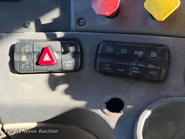 image for item YA1865 2016 Freightliner Cascadia semi truck