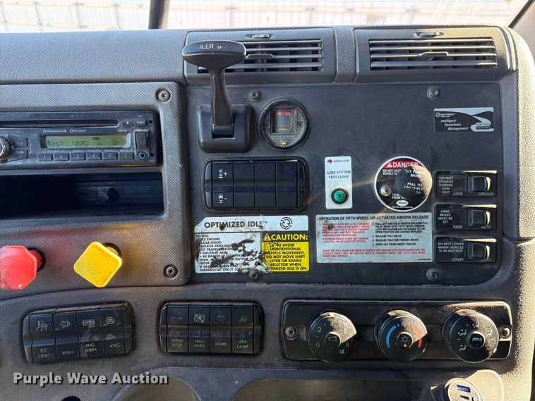 image for item YA1865 2016 Freightliner Cascadia semi truck