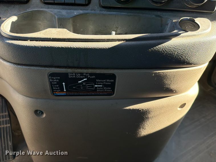 image for item YA1865 2016 Freightliner Cascadia semi truck