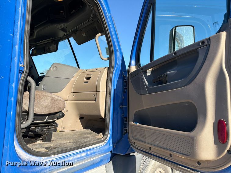 image for item YA1865 2016 Freightliner Cascadia semi truck