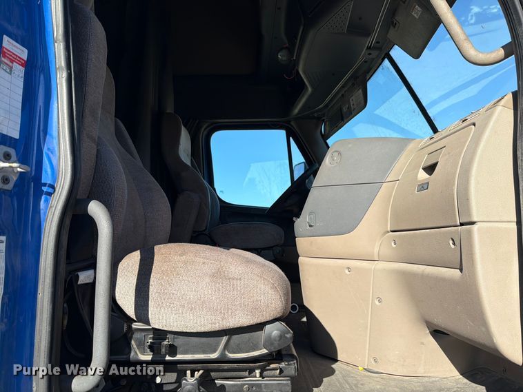 image for item YA1865 2016 Freightliner Cascadia semi truck