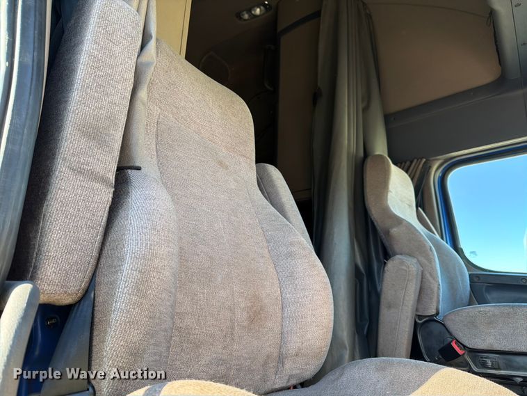 image for item YA1865 2016 Freightliner Cascadia semi truck