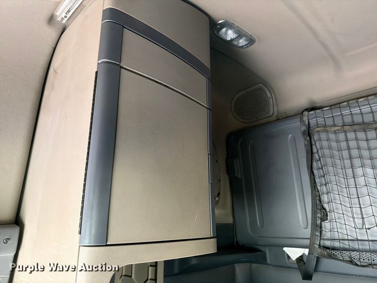 image for item YA1865 2016 Freightliner Cascadia semi truck