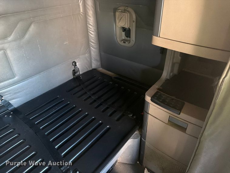 image for item YA1865 2016 Freightliner Cascadia semi truck