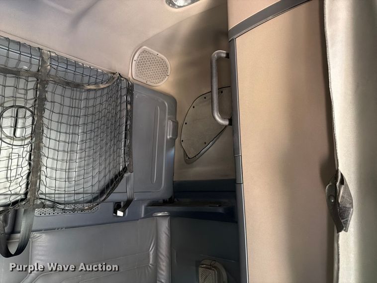 image for item YA1865 2016 Freightliner Cascadia semi truck