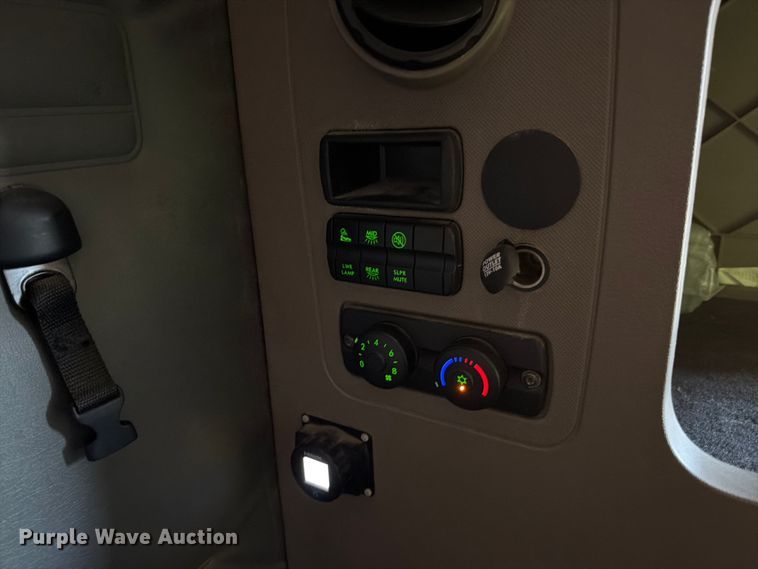 image for item YA1865 2016 Freightliner Cascadia semi truck