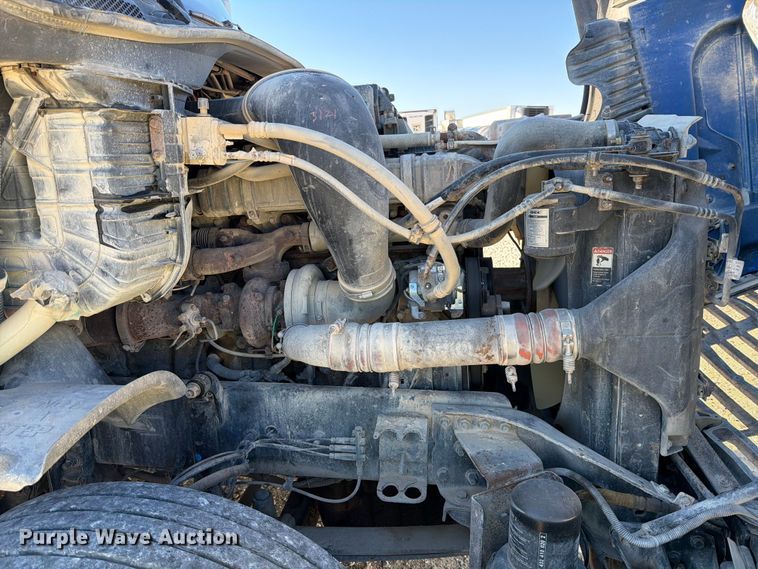 image for item YA1865 2016 Freightliner Cascadia semi truck