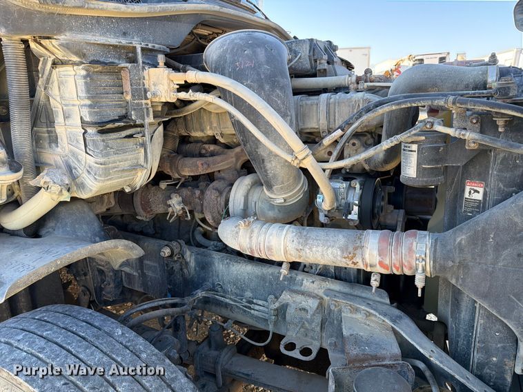 image for item YA1865 2016 Freightliner Cascadia semi truck