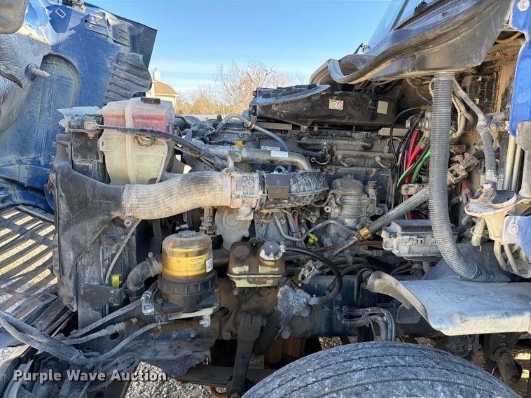 image for item YA1865 2016 Freightliner Cascadia semi truck