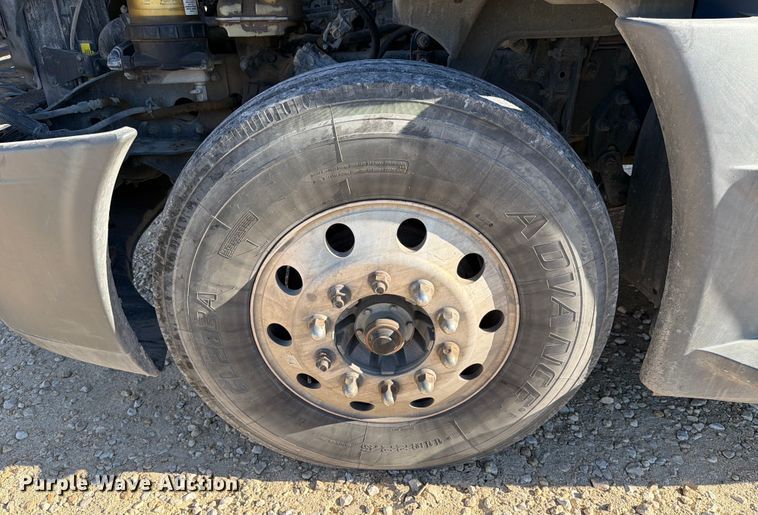 image for item YA1865 2016 Freightliner Cascadia semi truck