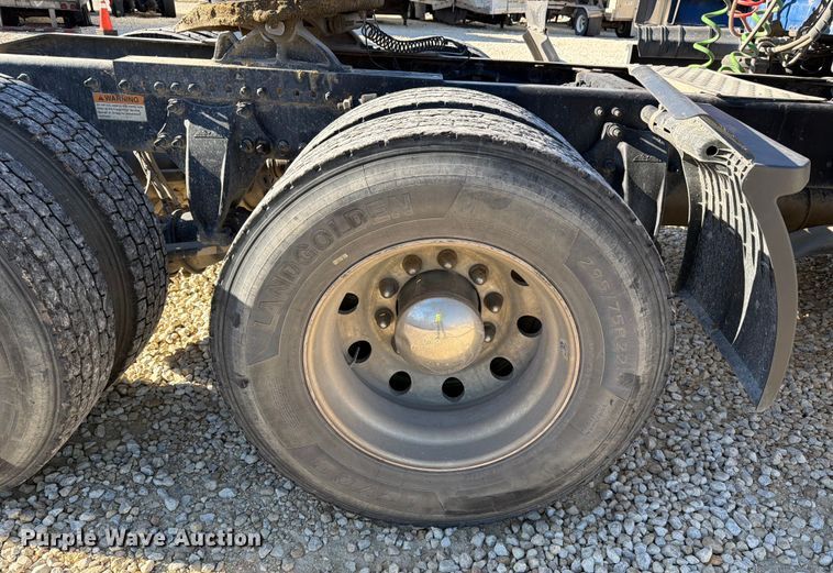 image for item YA1865 2016 Freightliner Cascadia semi truck