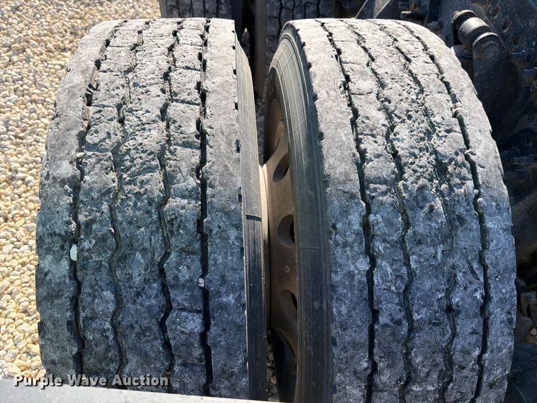 image for item YA1865 2016 Freightliner Cascadia semi truck