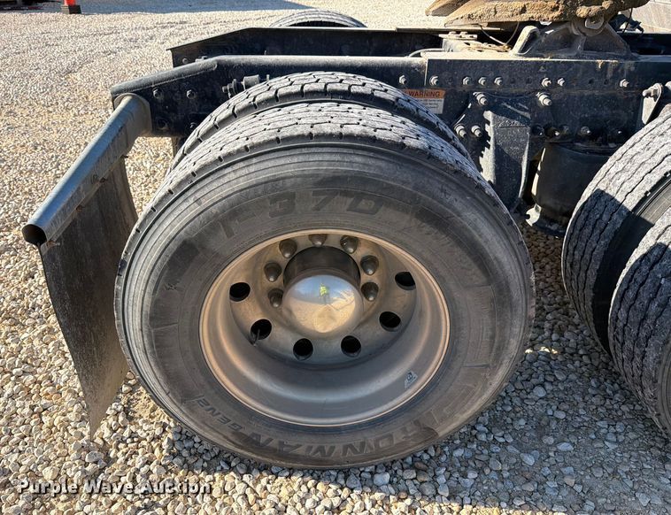 image for item YA1865 2016 Freightliner Cascadia semi truck