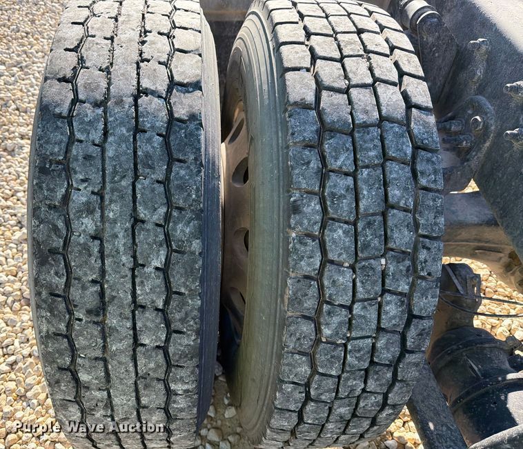 image for item YA1865 2016 Freightliner Cascadia semi truck