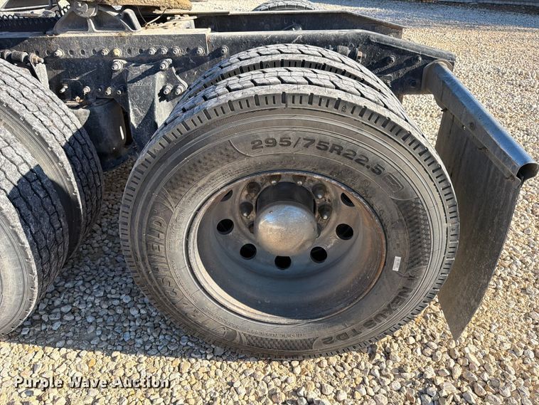 image for item YA1865 2016 Freightliner Cascadia semi truck