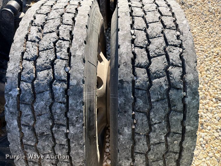 image for item YA1865 2016 Freightliner Cascadia semi truck