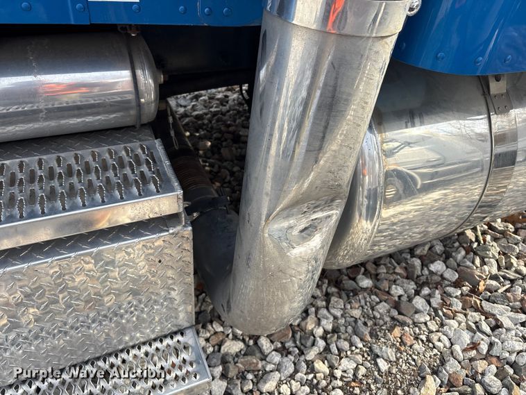 image for item YA1879 2019 Peterbilt 389 glider kit semi truck