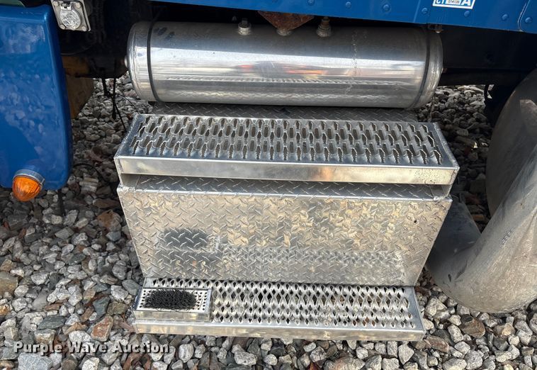 image for item YA1879 2019 Peterbilt 389 glider kit semi truck