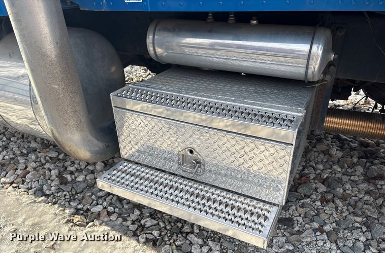 image for item YA1879 2019 Peterbilt 389 glider kit semi truck