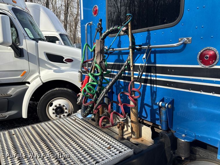 image for item YA1879 2019 Peterbilt 389 glider kit semi truck