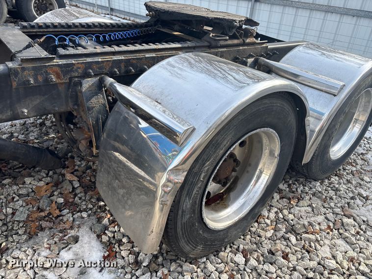 image for item YA1879 2019 Peterbilt 389 glider kit semi truck