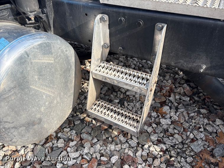 image for item YA1879 2019 Peterbilt 389 glider kit semi truck