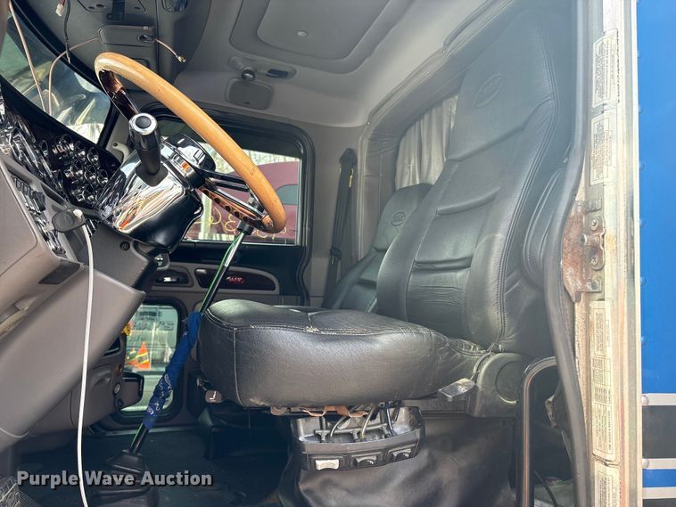 image for item YA1879 2019 Peterbilt 389 glider kit semi truck