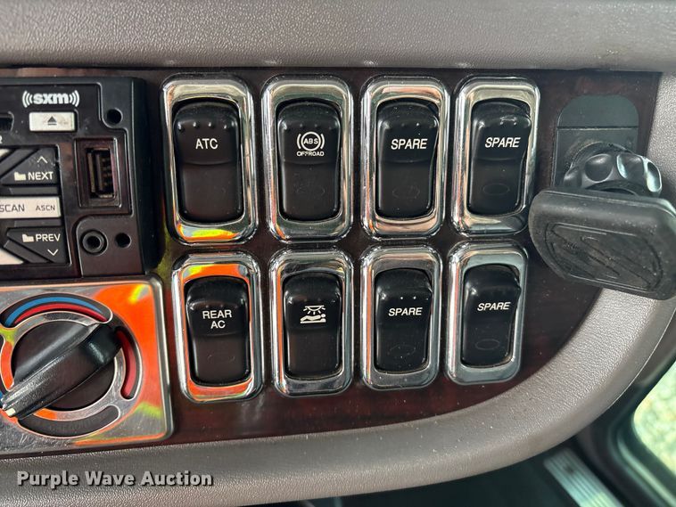 image for item YA1879 2019 Peterbilt 389 glider kit semi truck