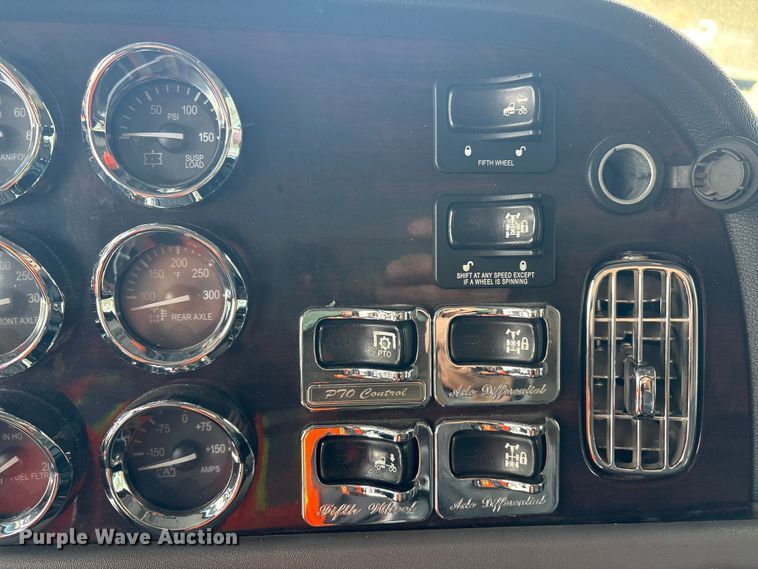 image for item YA1879 2019 Peterbilt 389 glider kit semi truck