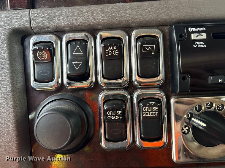 image for item YA1879 2019 Peterbilt 389 glider kit semi truck