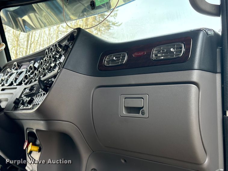 image for item YA1879 2019 Peterbilt 389 glider kit semi truck