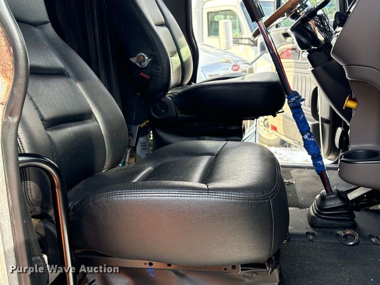 image for item YA1879 2019 Peterbilt 389 glider kit semi truck