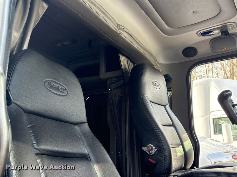 image for item YA1879 2019 Peterbilt 389 glider kit semi truck