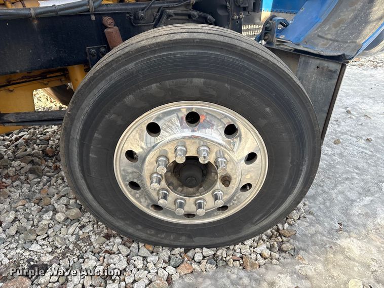 image for item YA1879 2019 Peterbilt 389 glider kit semi truck