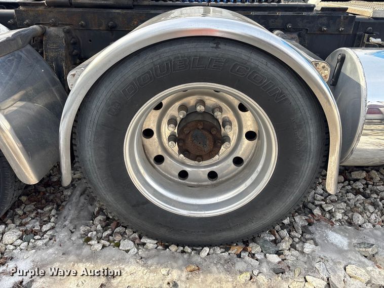 image for item YA1879 2019 Peterbilt 389 glider kit semi truck