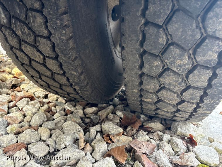 image for item YA1879 2019 Peterbilt 389 glider kit semi truck