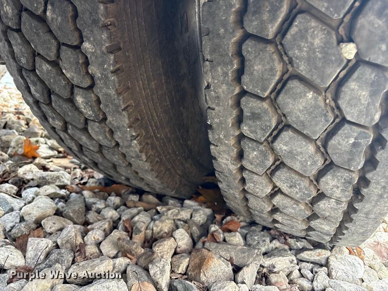 image for item YA1879 2019 Peterbilt 389 glider kit semi truck