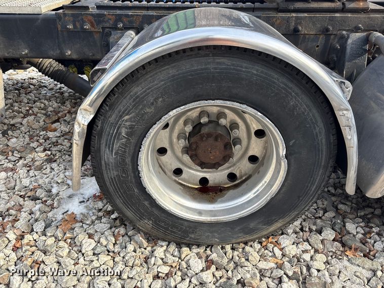 image for item YA1879 2019 Peterbilt 389 glider kit semi truck