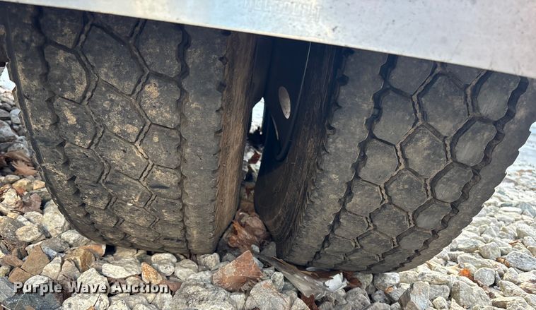 image for item YA1879 2019 Peterbilt 389 glider kit semi truck