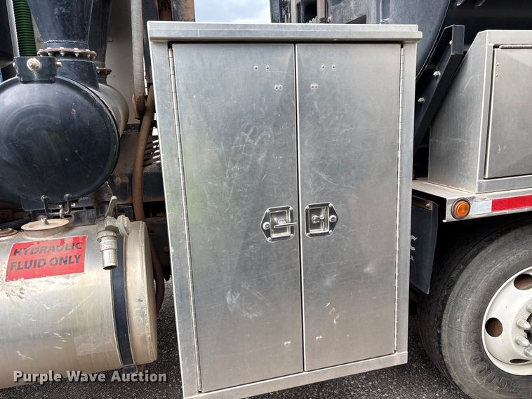 image for item YA1908 2024 Kenworth T880 hydrovac truck