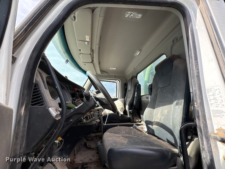 image for item YA1908 2024 Kenworth T880 hydrovac truck