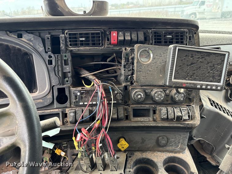 image for item YA1908 2024 Kenworth T880 hydrovac truck