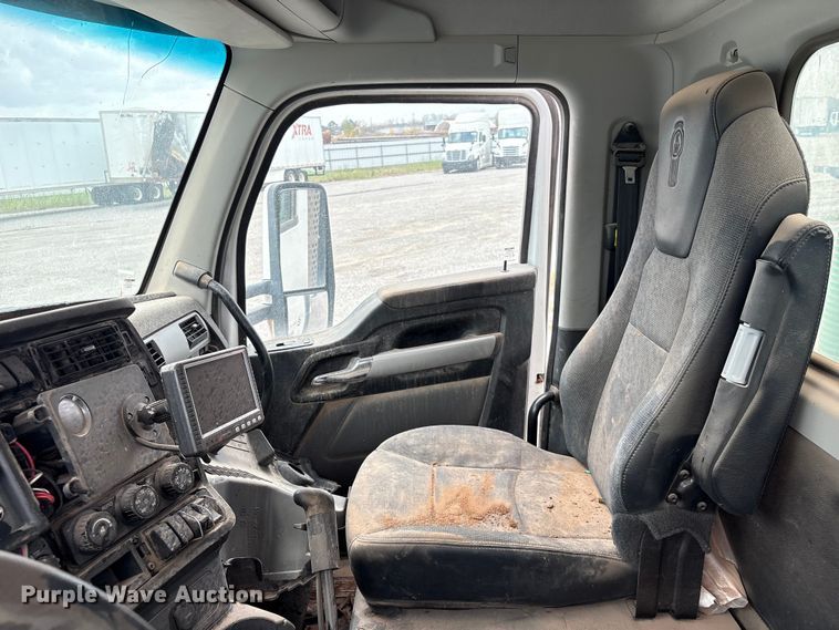 image for item YA1908 2024 Kenworth T880 hydrovac truck