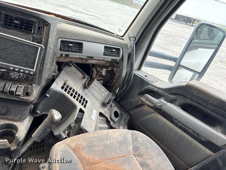 image for item YA1908 2024 Kenworth T880 hydrovac truck