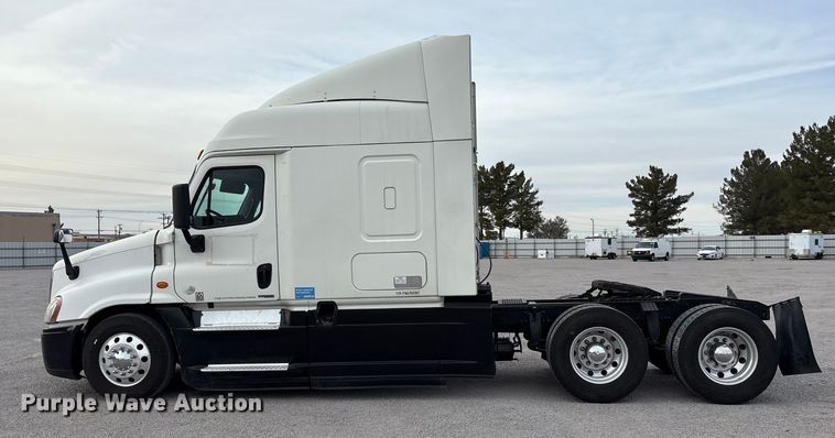 image for item YA1917 2015 Freightliner Cascadia  semi truck