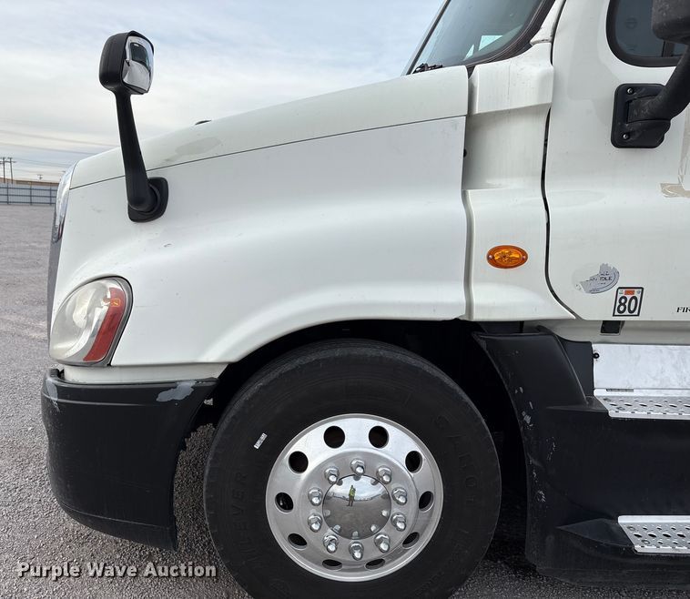 image for item YA1917 2015 Freightliner Cascadia  semi truck