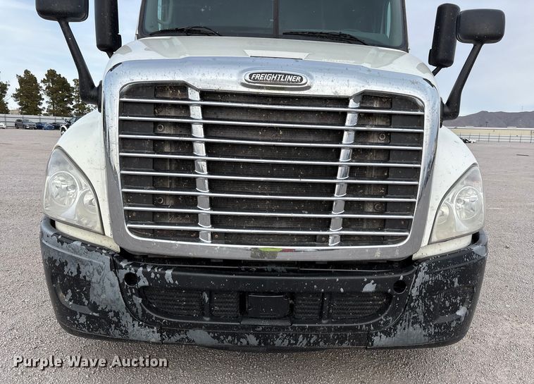 image for item YA1917 2015 Freightliner Cascadia  semi truck