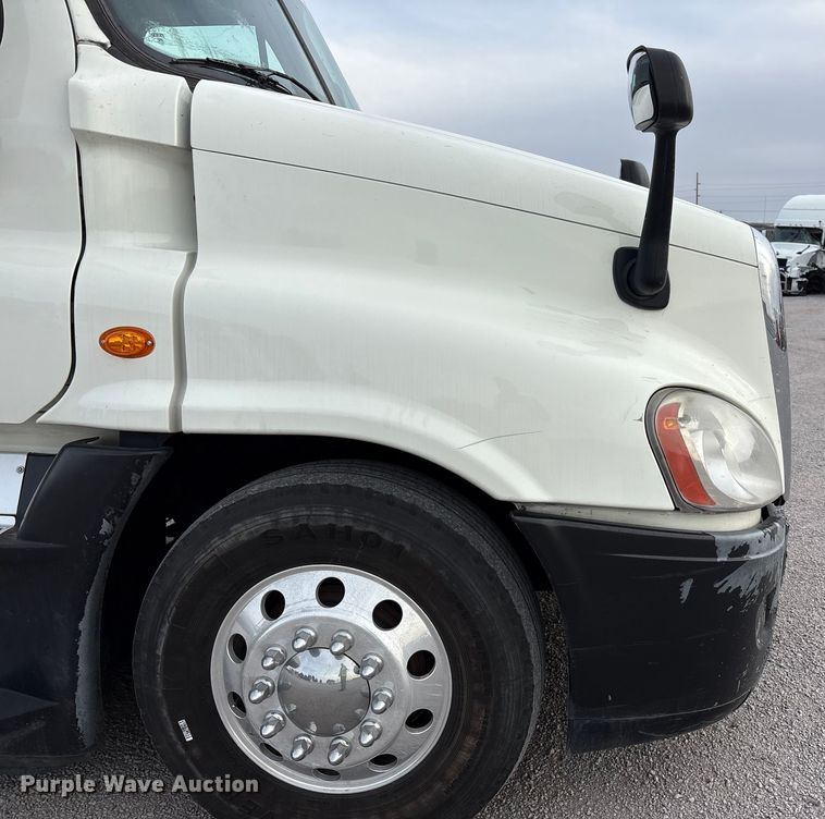 image for item YA1917 2015 Freightliner Cascadia  semi truck