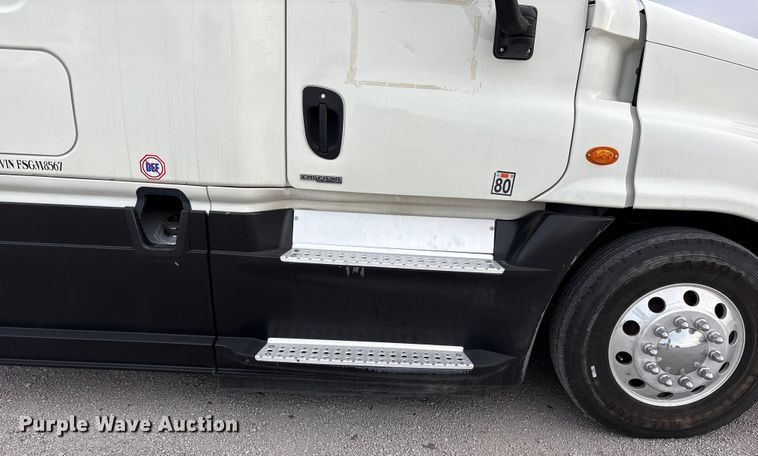 image for item YA1917 2015 Freightliner Cascadia  semi truck