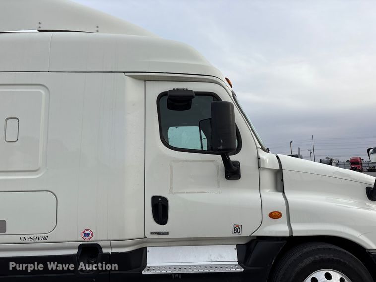 image for item YA1917 2015 Freightliner Cascadia  semi truck